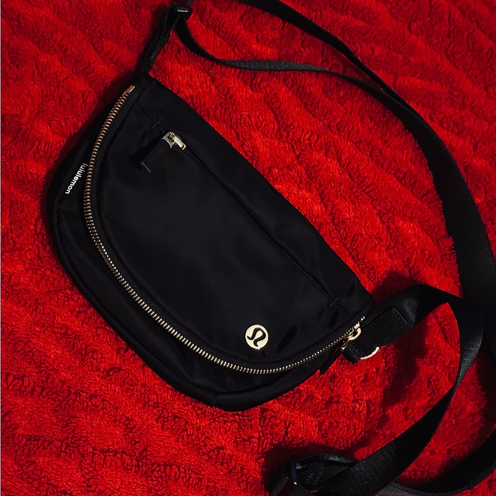 Lululemon belt bag. Black and gold. Used once.